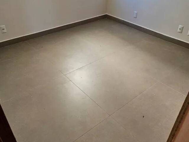 #111 - Apartamento para Venda em Cuiabá - MT