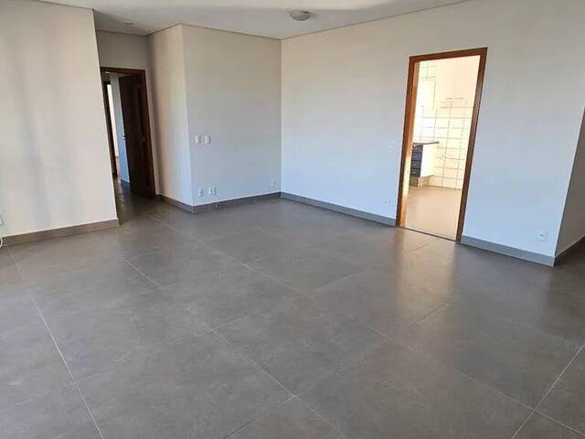 #111 - Apartamento para Venda em Cuiabá - MT